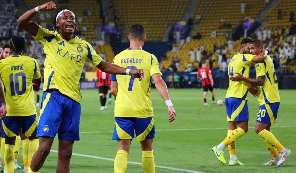 تتويج النصر بدوري روشن: سيماكان يدافع عن رونالدو بتصريحات قوية